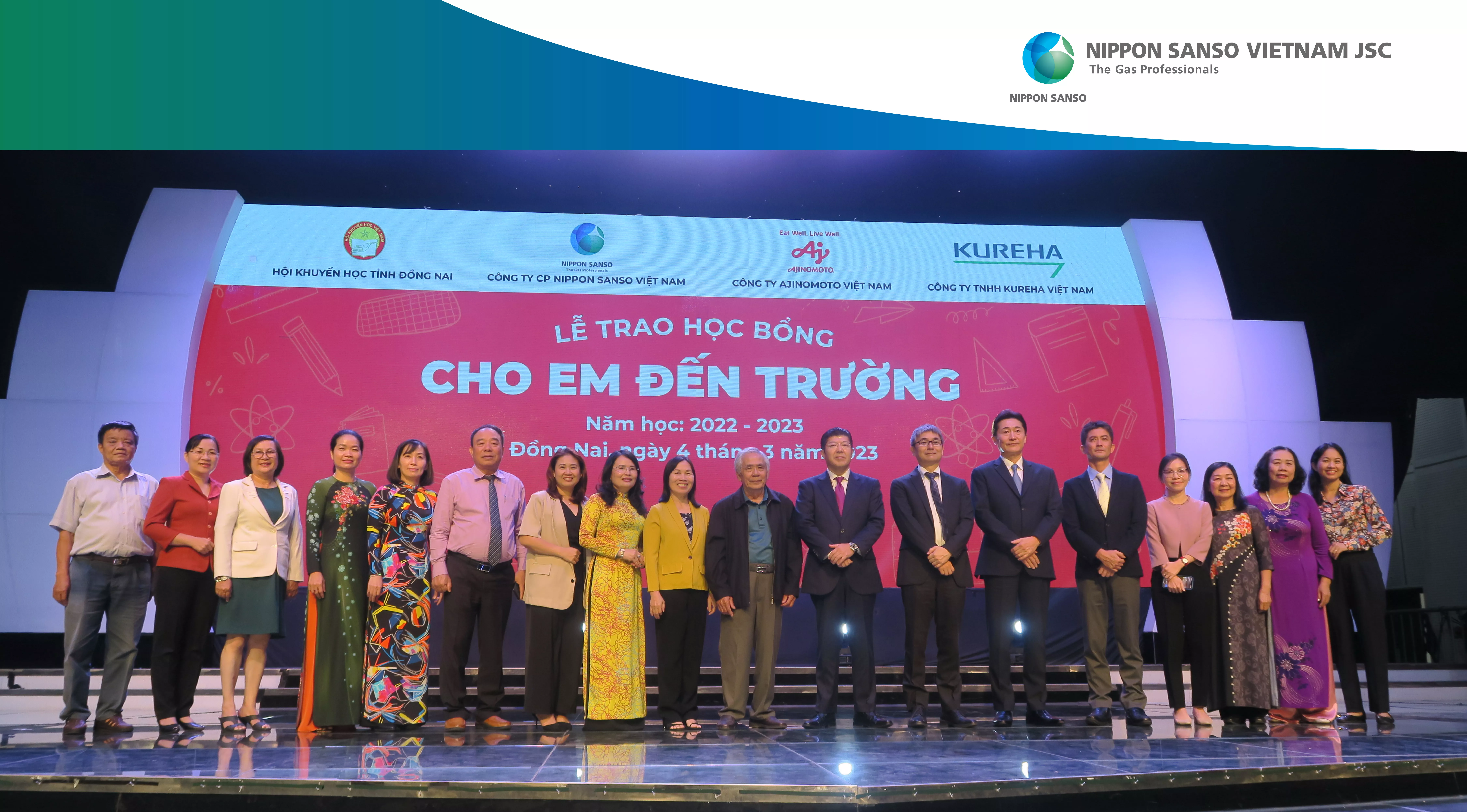 Mr. Masayoshi Oomichi – General Director and Ms. Do Mai Dung – Director of Corporate Management Division on behalf of Nippon Sanso Vietnam at the ceremony