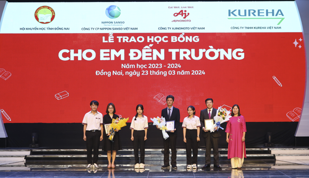 Chairman
of Association of Study Encouragement – Ms. Le Thi My Phuong and students gave
flowers to express gratitude to three Japanese invested companies accompany
with scholarship.