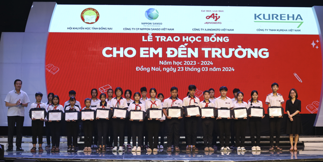 Bà Đỗ Mai Dung – Tổng giám đốc Công
ty Nippon Sanso Việt Nam trao học bổng cho các em học sinh