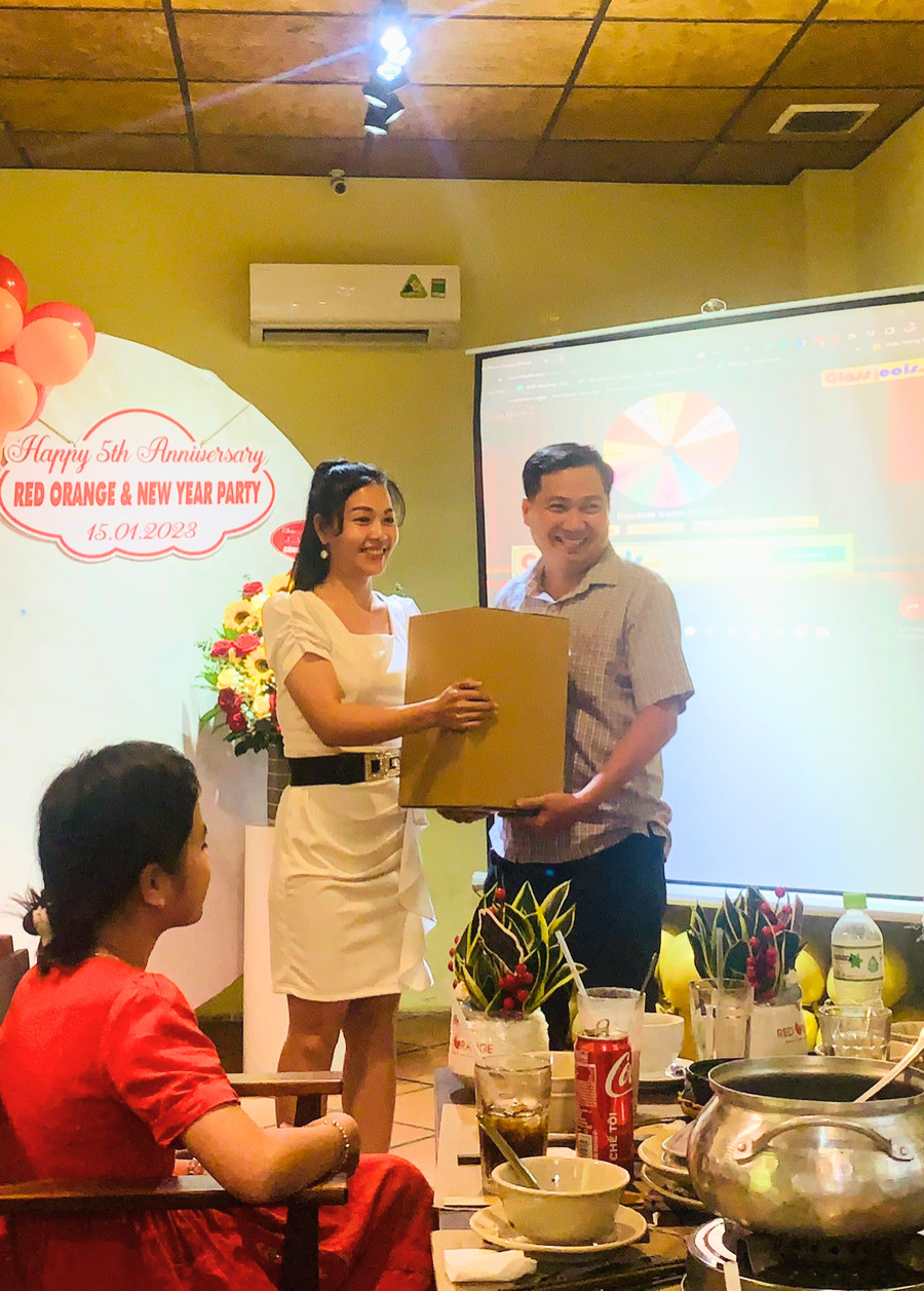 <i>Anh Dương Trần (C&B Expert) - Founder Đại Linh là nhà tài trợ &  trao một quà rất có giá trị cho người may mắn nhất - Ms Hoàng Mận</i>