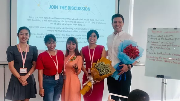 Ảnh: Dr. Paul D'Alfonso và Ms. Candice Hiền Nguyễn nhận hoa tri ân từ Ban Tổ Chức