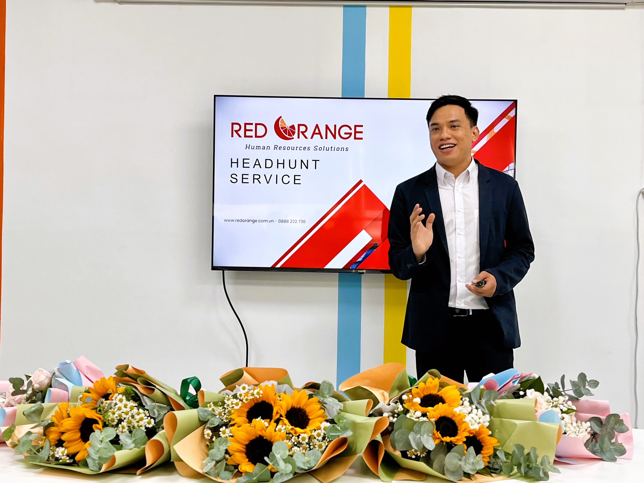 <i>Ảnh: Mr Sang Trần - Managing Director tại Red Orange chia sẻ mở đầu chương trình</i>