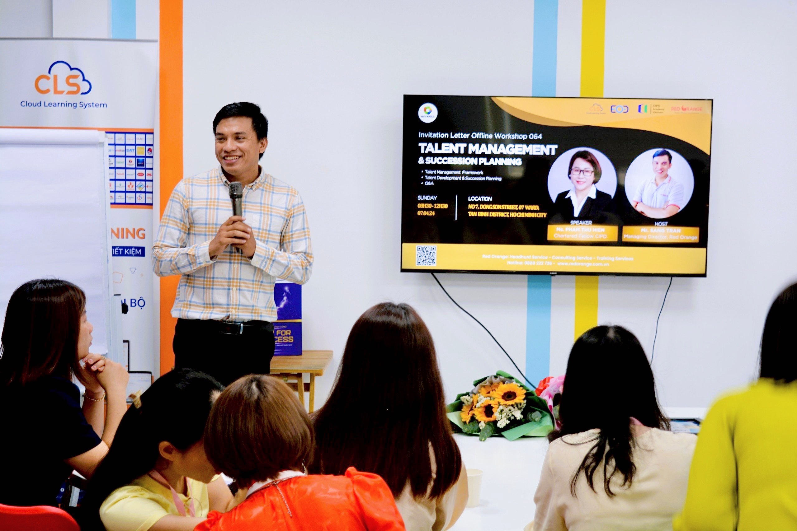 Ảnh: Mr Sang Trần - Managing Director tại Red Orange chia sẻ mở đầu chương trình