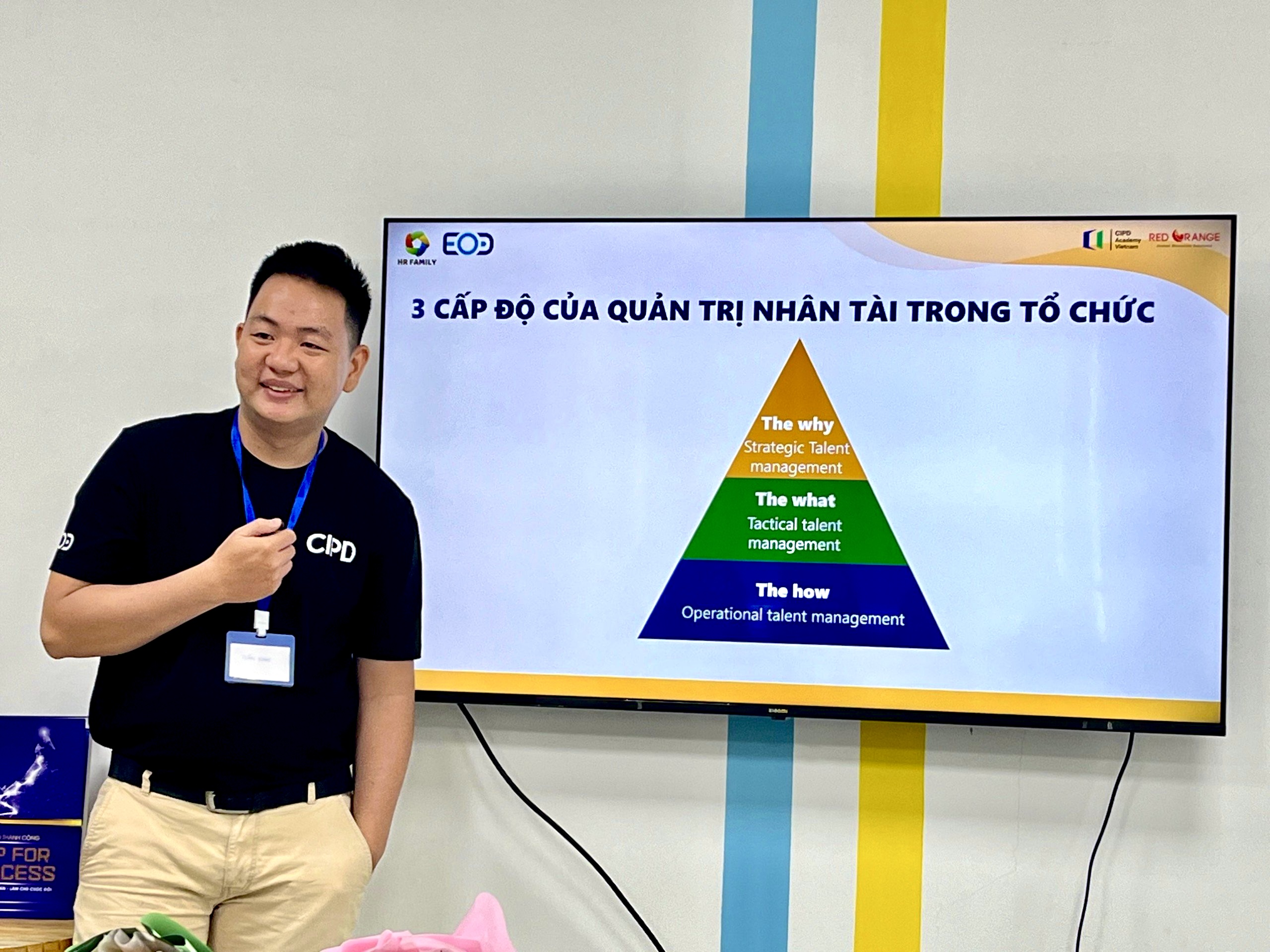 Ảnh: Mr Tuấn Vinh - từ CIPD Vietnam chia sẻ thêm những kinh nghiệm trong quá trình thực hiện quản trị nhân tài. 