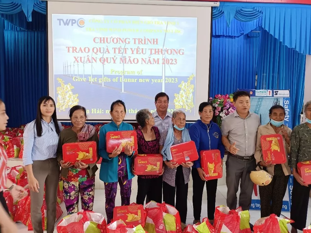 Picture 2: TWPC present Tet gifts to people in Ngu Lac commune (Photo courtesy of TWPC)